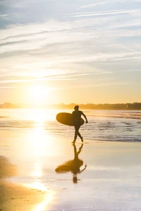 Surfeur au coucher du soleil : Étreindre la sérénité de l'océan