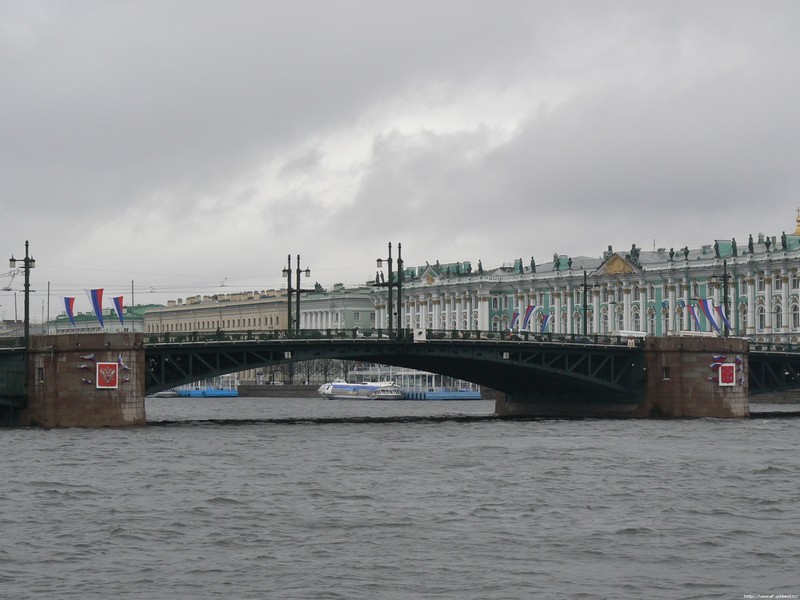 Арабский мост через воду с лодкой, проходящей под ним (мост, лодка, вода, водный транспорт, водный путь)