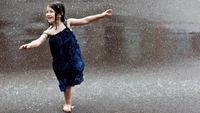 Moments joyeux de l'enfance sous la pluie