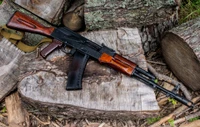 Sturmgewehr AK-74 vor rustikalem Holz Hintergrund