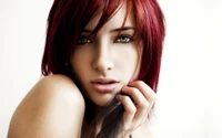 Impresionante modelo con cabello rojo y rasgos llamativos