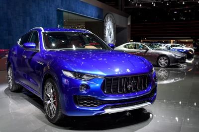 Maserati Levante en un azul llamativo, exhibido en un salón del automóvil, destacando su diseño de lujo y elegancia deportiva.