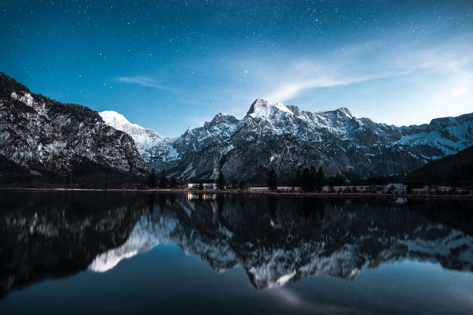 Вид на горный массив с озером и небом, полным звезд (альмзее, almsee, lake alm, австрия, пейзаж)