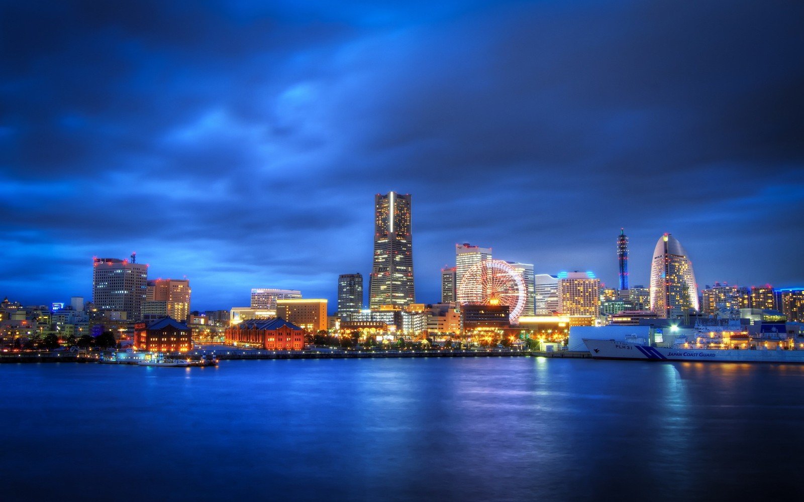 Uma vista do horizonte da cidade à noite do outro lado da água (yokohama, paisagem urbana, cidade, linha do horizonte, noite)