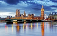 Deslumbrante horizonte de Londres com o Big Ben e o Palácio de Westminster refletidos no rio Tâmisa