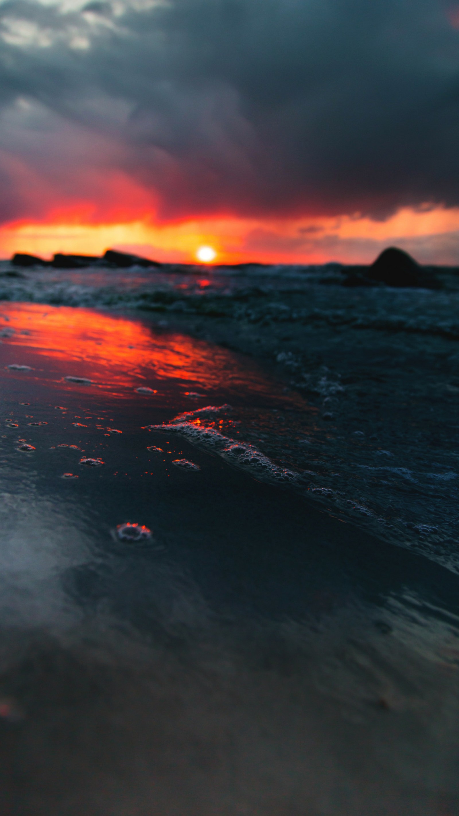 Pôr do sol na praia com uma onda chegando à costa (mar, nuvem, água, recursos hídricos, líquido)