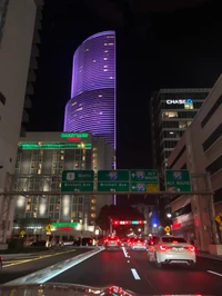 Paysage nocturne de Miami : Infrastructure urbaine vibrante et bâtiments commerciaux imposants