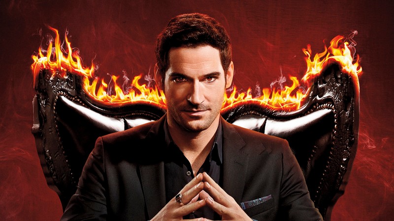 Мужчина в костюме сидит в кресле с пламенем на груди (люцифер, lucifer, сериал, том эллис, tom ellis)