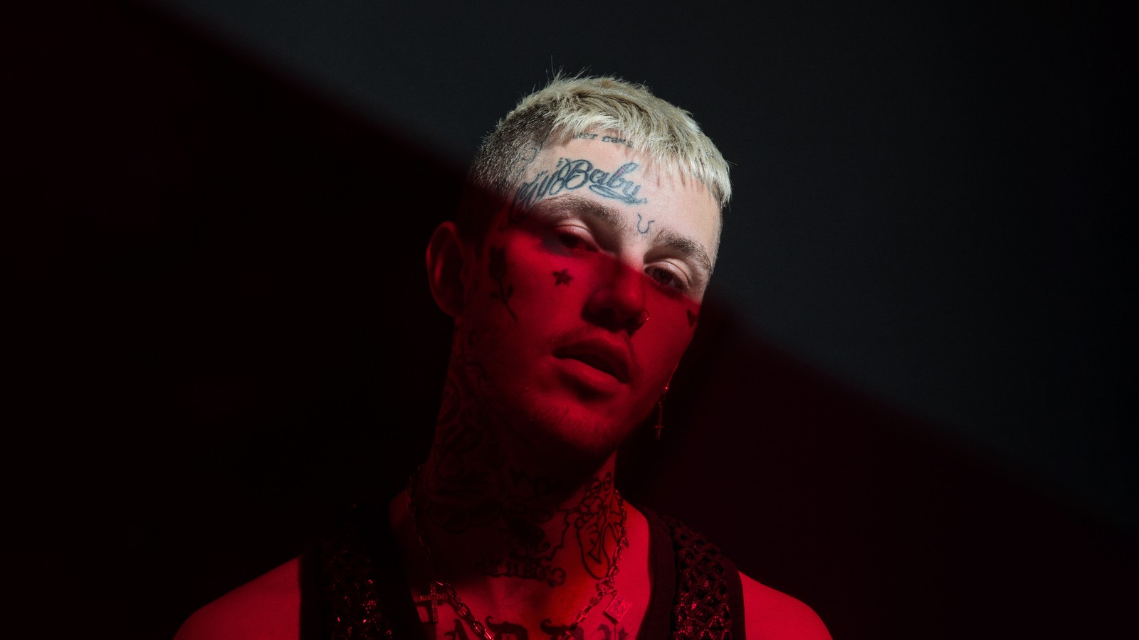 Un hombre árabe con tatuajes en la cara y el pecho en una habitación oscura (lil peep, 8k, rapero americano, fondo oscuro, oscuro negro)