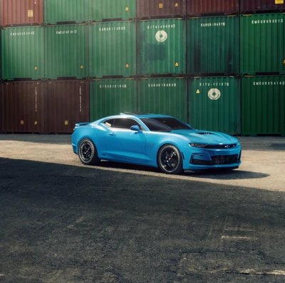 Ошеломляющий Chevrolet Camaro SS припаркован на фоне ярких контейнеров.