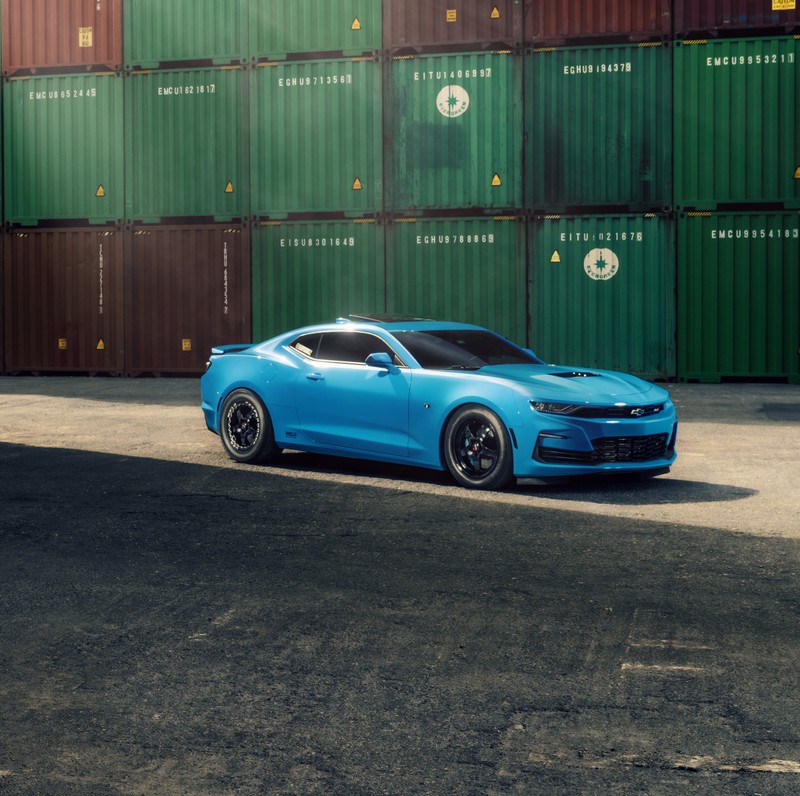 Синий chevrolet camaro припаркован перед контейнером для грузов (шевроле камаро ss, 5k, на улице, машины, обои 4k)