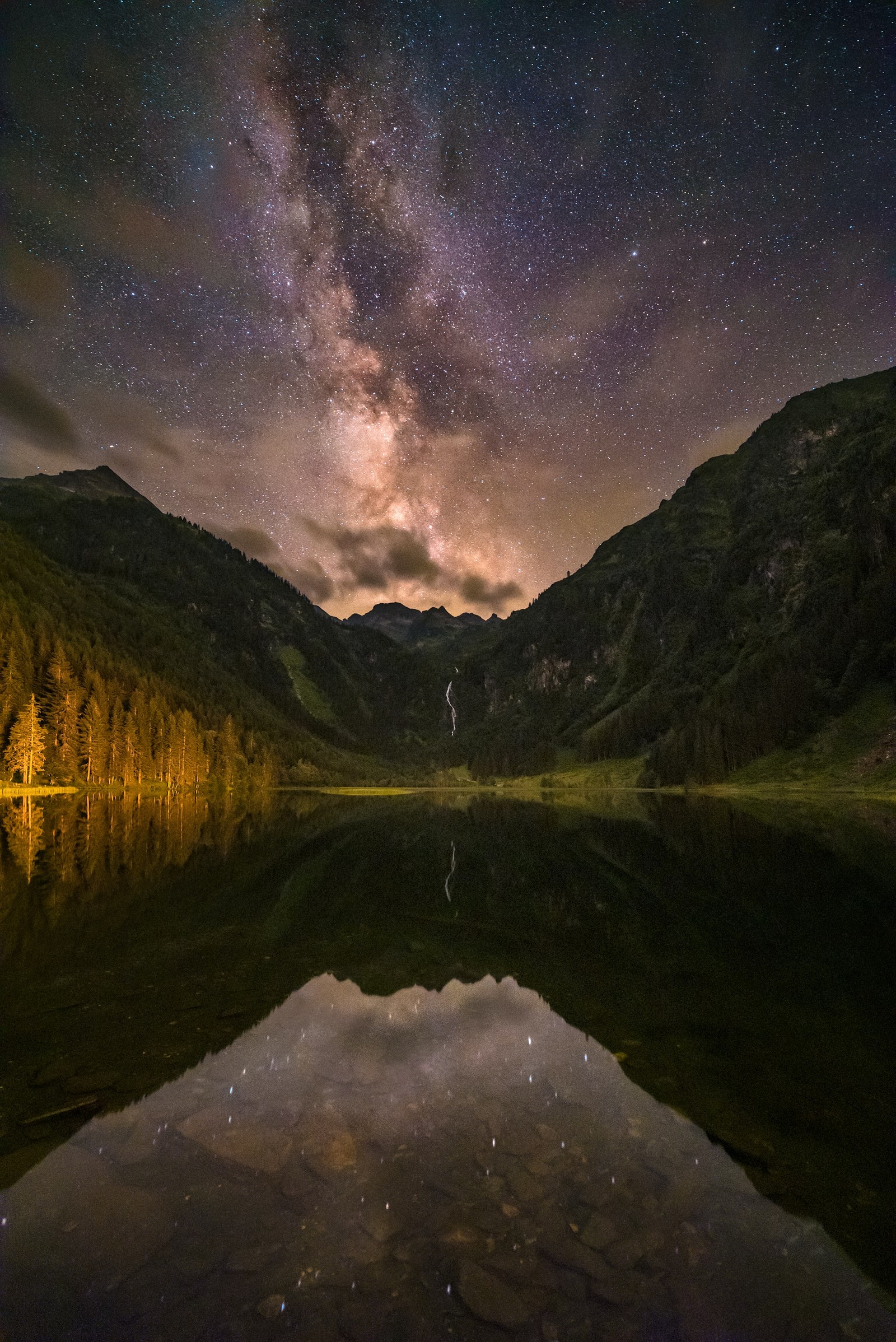 Céu estrelado sobre um lago com uma montanha ao fundo (galáxia, via láctea, estrela, água, nuvem)