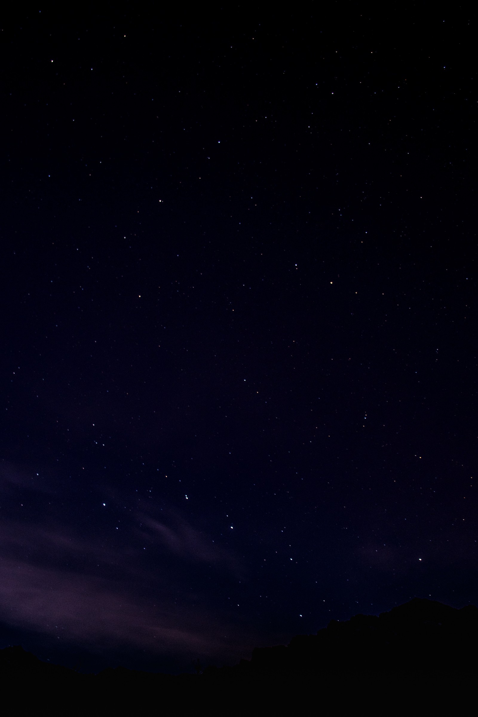 Céu noturno com estrelas e nuvens e um banco em primeiro plano (preto, noite, atmosfera, escuridão, estrela)