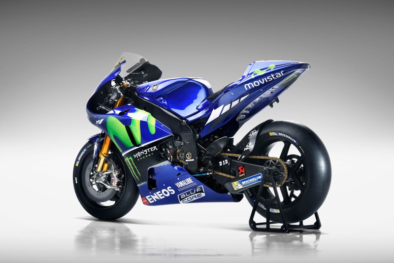 Крупный план мотоцикла, припаркованного на белой поверхности (yamaha yzr m1, мотоцикл, гонки супербайков, обтекатель мотоцикла, машина)