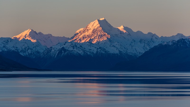 Вид на горный массив с водоемом на переднем плане (озеро пукаки, lake pukaki, горные образования, природа, отражение)