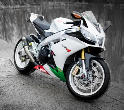 Aprilia RSV4: Motocicleta de alto rendimiento en ángulos dinámicos