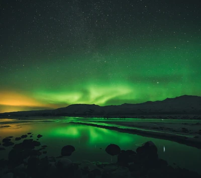 Impresionantes auroras boreales reflejándose en un paisaje sereno