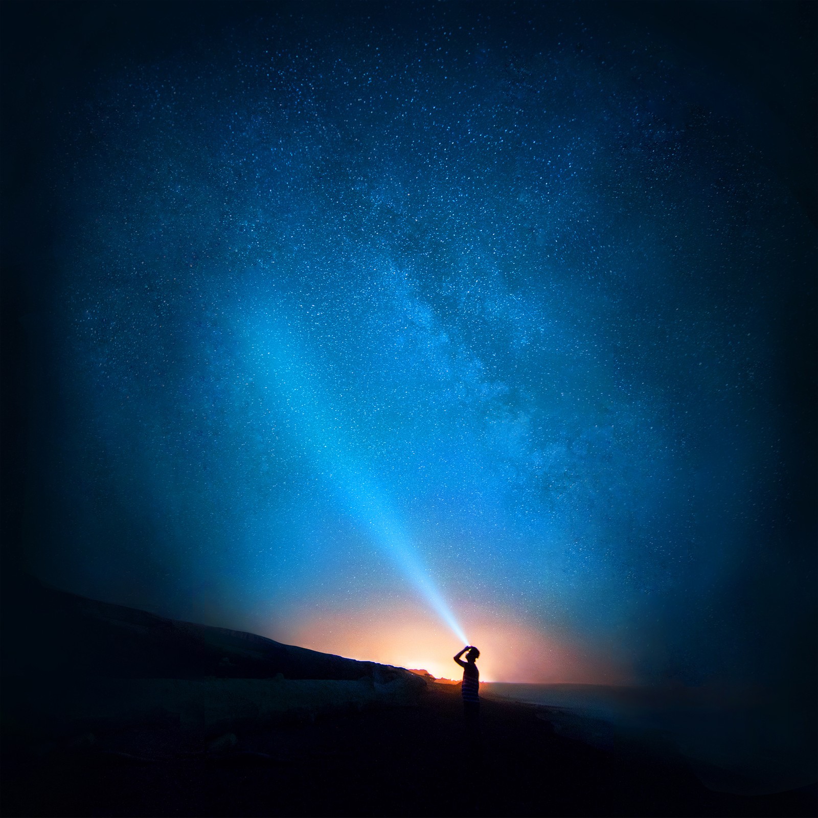 Arafed man standing on a hill with a bright beam of light in the sky (huawei, lightning, sky, stars)