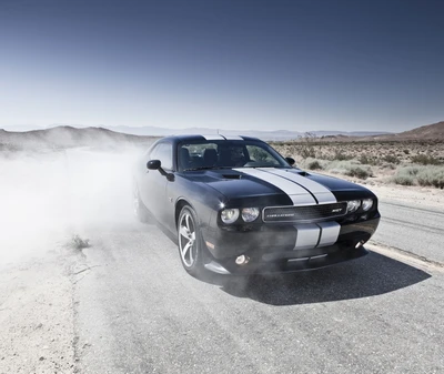 Dodge Challenger preto fazendo um burnout em uma estrada desértica