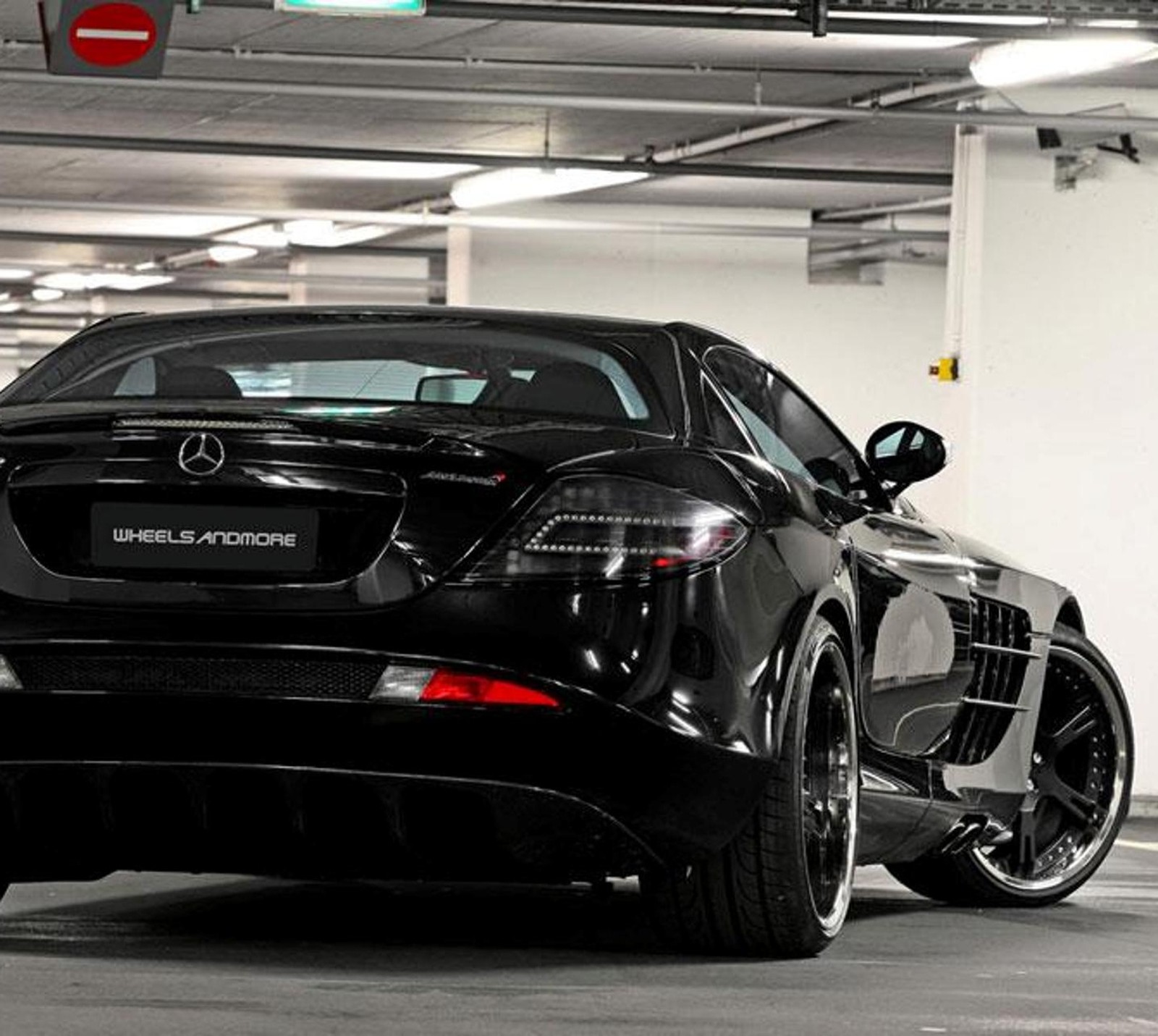 Gros plan d'une voiture de sport noire garée dans un garage (noir, voiture, mercedes, accordé)