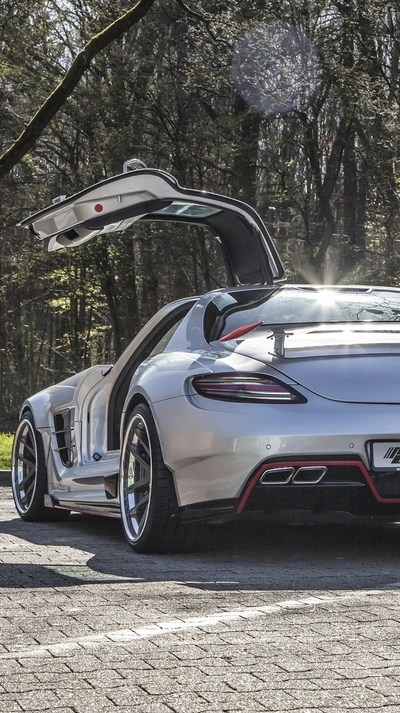 Elegante Mercedes-Benz SLS AMG com portas em asa de gaivota em um cenário ao ar livre pitoresco