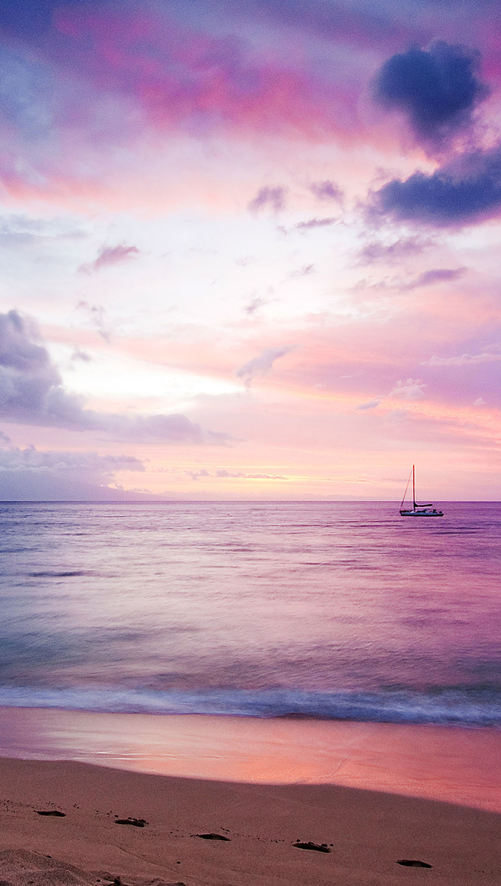 Coucher de soleil violet et rose sur l'océan avec un voilier au loin (bateau, rêveur, mer)