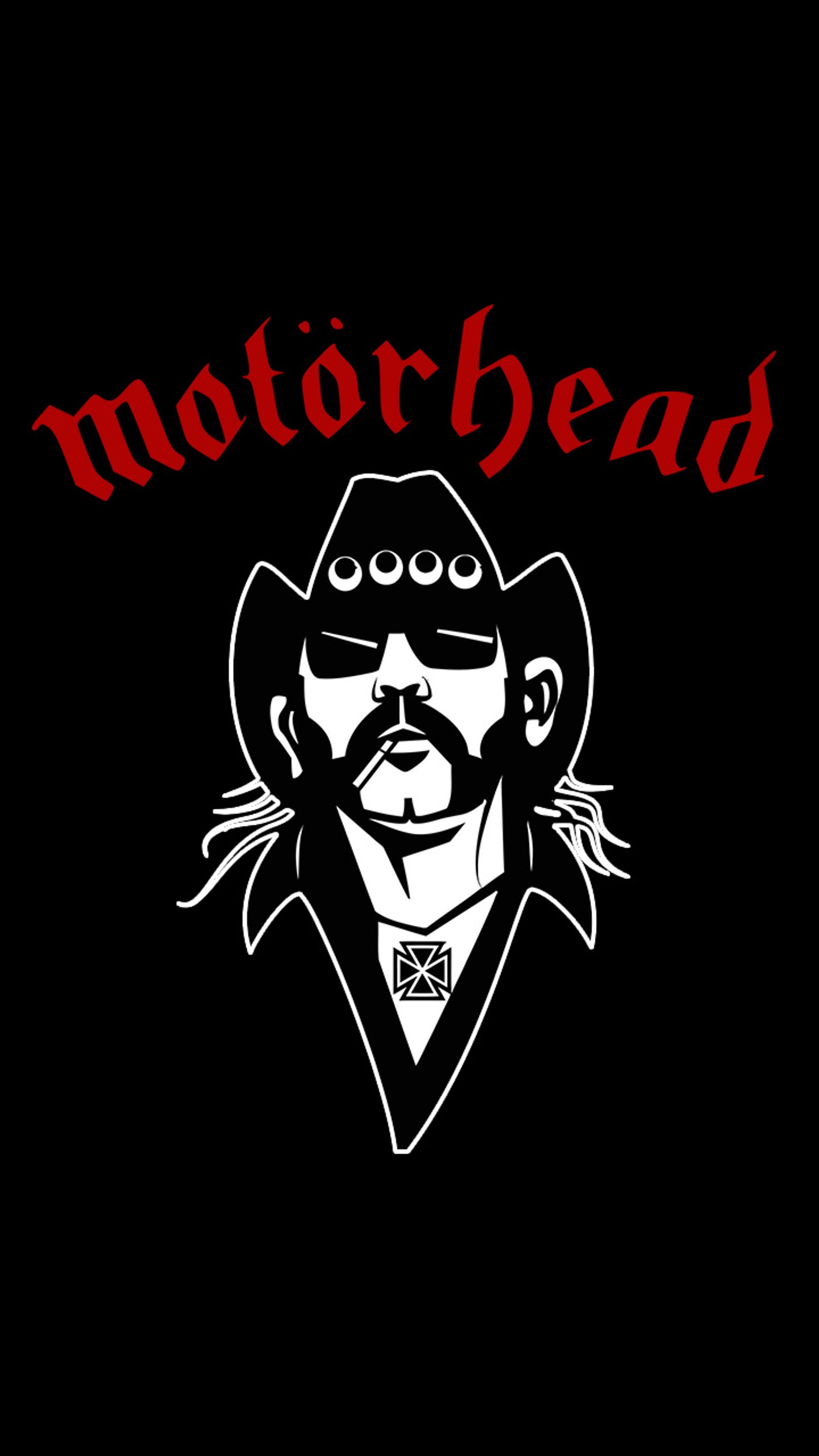 Un primer plano de una camisa negra con la imagen de un hombre con un sombrero (pesado, kilmister, lemmy, metal, motörhead)