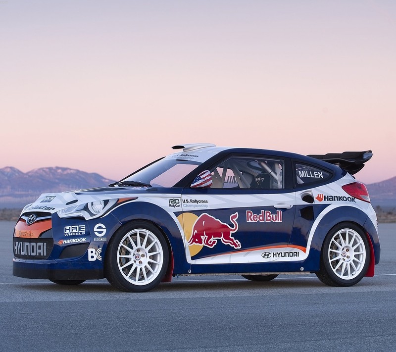 Автомобиль с ливреей red bull, припаркованный на дороге (машина, велостер, veloster)