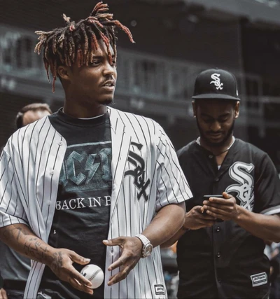 Juice WRLD em uma camisa de beisebol em um evento da MLB