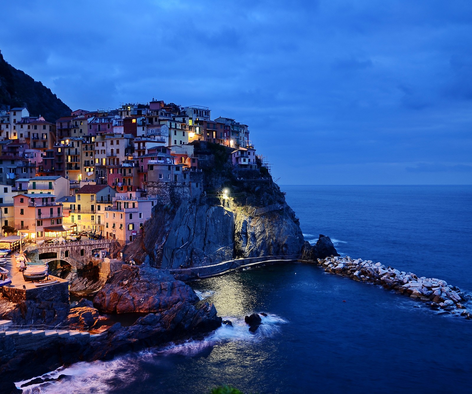 Vista aérea de uma cidade em um penhasco com vista para o oceano (azul, cinqueterre, itália, rocha, mar)