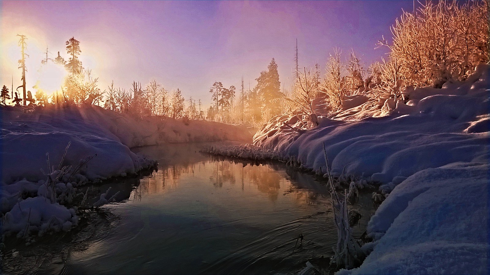 Ein verschneiter fluss mit bäumen und schnee am ufer bei sonnenuntergang (natur, winter, gefrieren, morgen, reflexion)