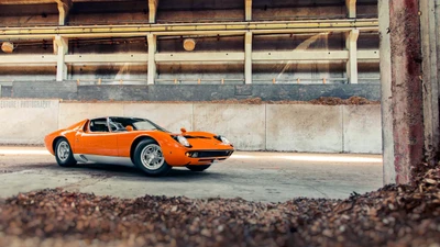 Иконический Lamborghini Miura в ярком оранжевом цвете, демонстрирующий классический автомобильный дизайн в промышленной обстановке.