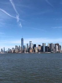 Horizonte vibrante da cidade de Nova York sob céus azuis claros