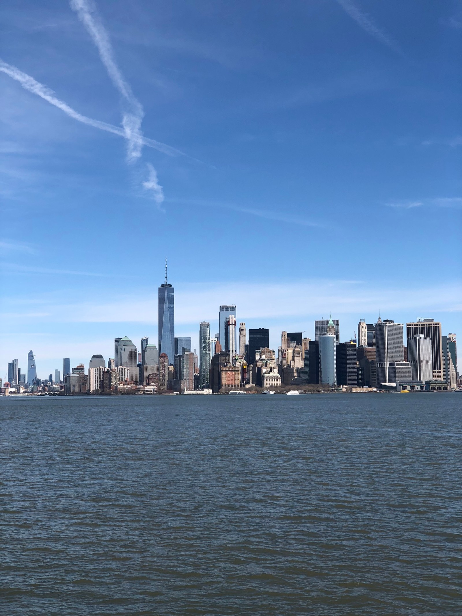 Vista aérea do horizonte da cidade a partir da água (nova york, new york city, dia, bloco de torre, cidade)