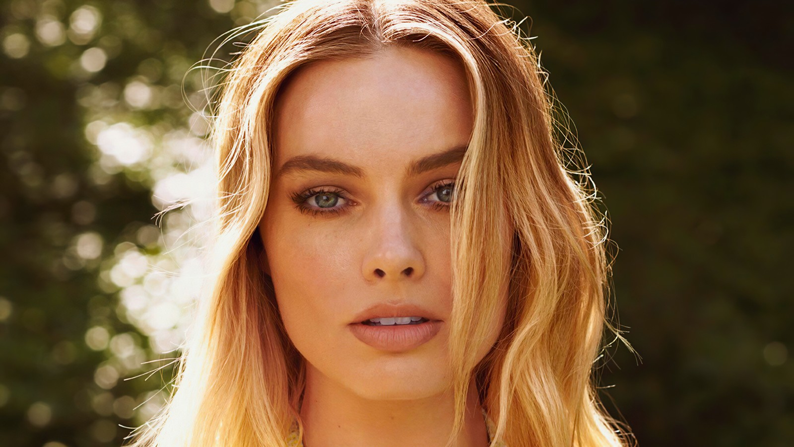 Gros plan d'une femme avec de longs cheveux blonds et un collier (margot robbie, australien, actrice, célébrité, femmes)