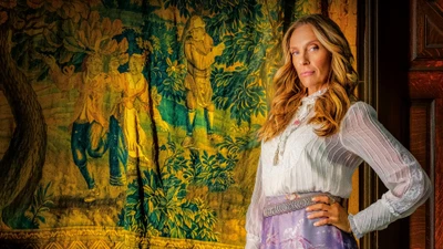 Toni Collette em "Knives Out" (2019) Pôster com fundo de tapeçaria intrincada