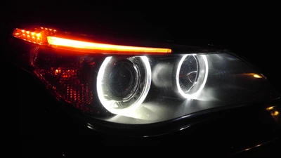 Conception de lampe frontale LED mettant en valeur l'excellence de l'éclairage automobile