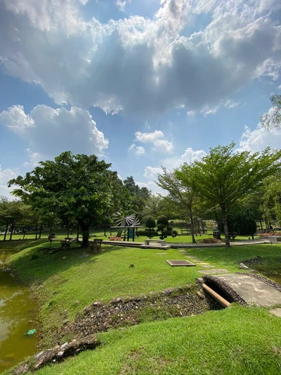 Parque natural tranquilo com corpo d'água e vegetação exuberante