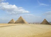 Die Große Pyramide von Gizeh: Ein historisches Monument gegen den Himmel von Kairo