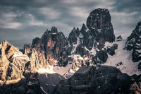 Pics majestueux des Dolomites baignés dans la lumière de l'heure dorée