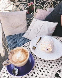 Taza de café elegante con pastelería en una mesa acogedora