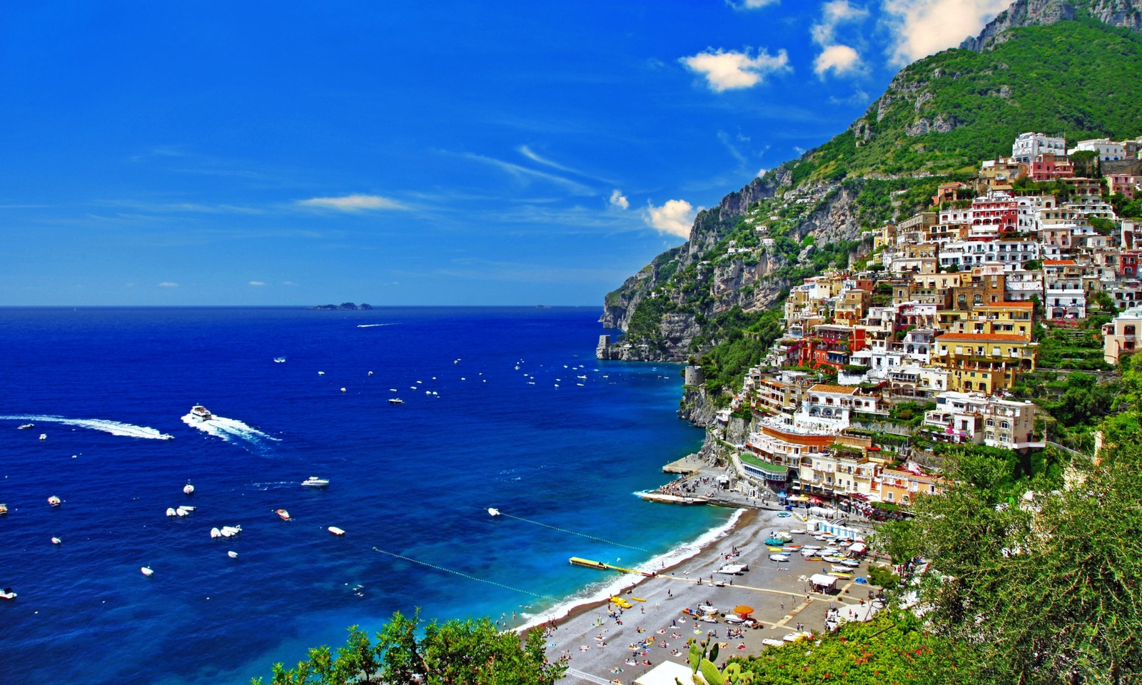 Uma vista de uma praia com barcos e edifícios na costa (positano, costa, mar, formas costeiras e oceânicas, promontório)