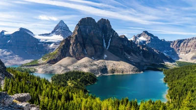 Paysage montagneux majestueux avec un lac serein et des forêts luxuriantes