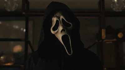 Ghostface de Pânico VI (2023) em uma pose ameaçadora.