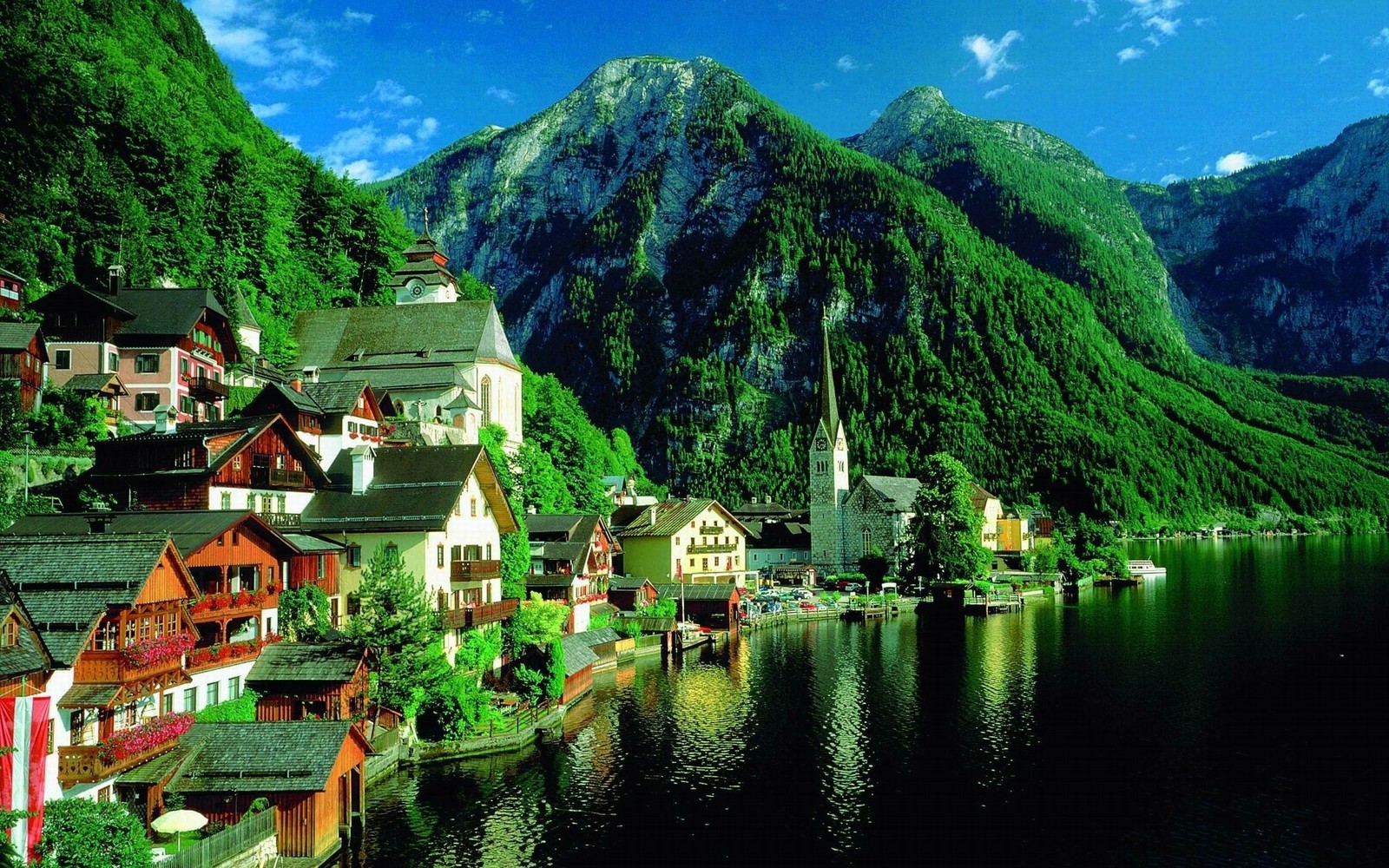 Uma vista de uma aldeia em um lago com montanhas ao fundo (natureza, salzburgo, salzburg, atração turística, turismo)