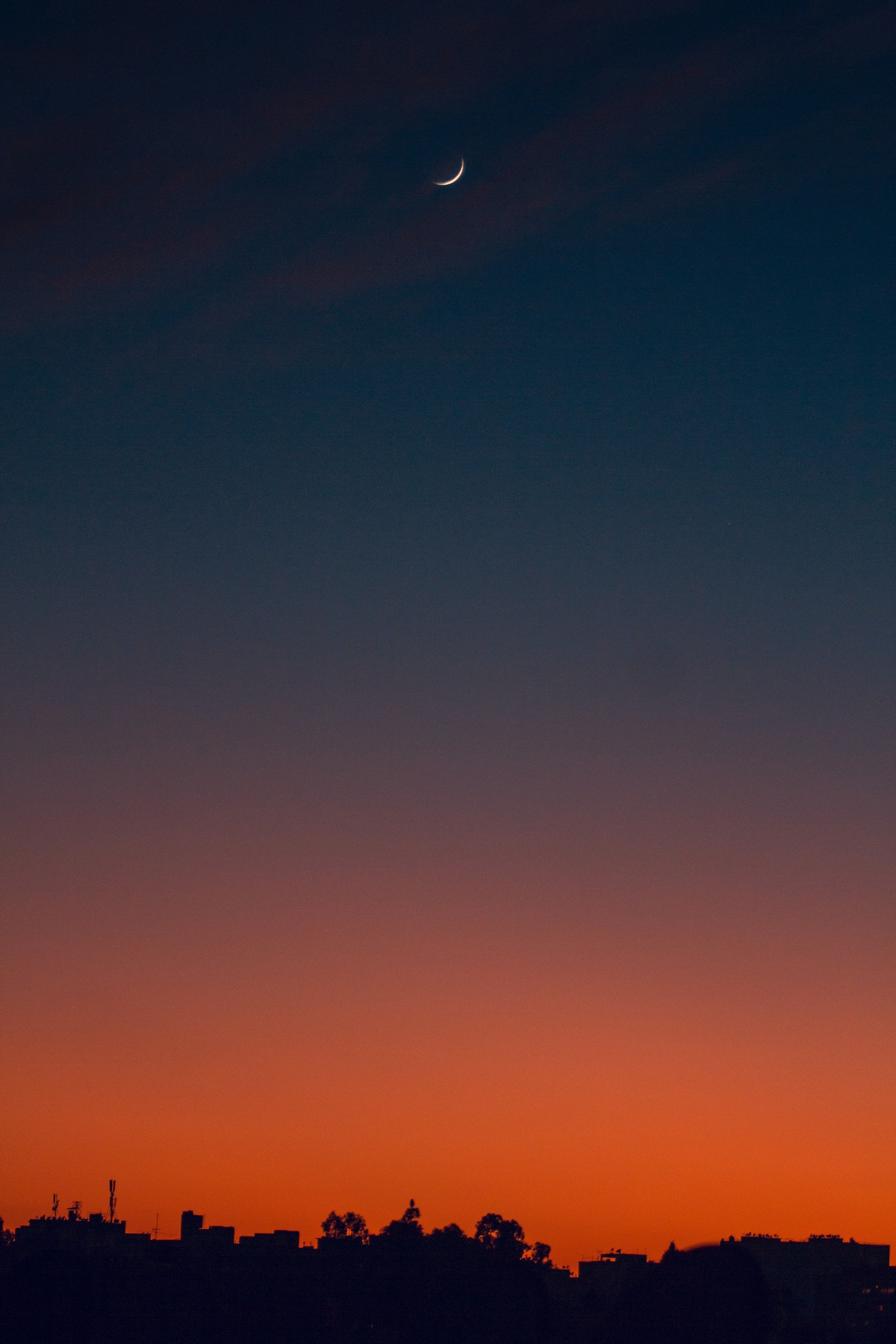 Luftaufnahme eines mondes und eines halbmondes am himmel. (abend, atmosphäre, mond, licht, halbmond)