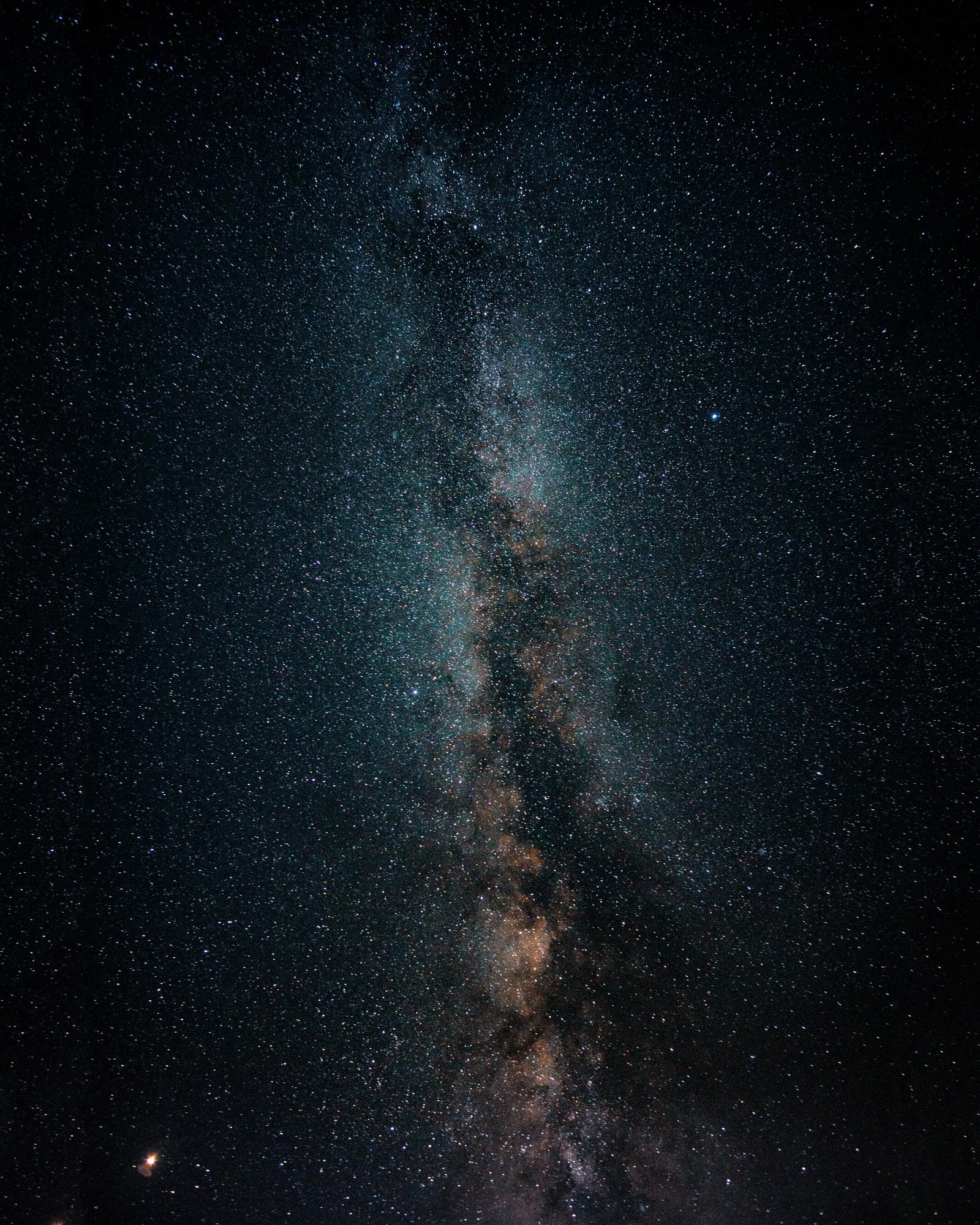 Via láctea e estrelas no céu noturno acima de uma praia (via láctea, espaço, estrela, universo, preto)