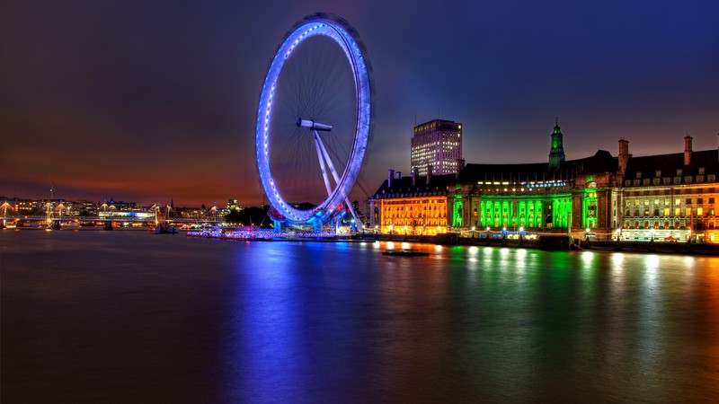 Вид на колесо обозрения в центре города ночью (лондонский глаз, london eye, река темза, биг бен, big ben)