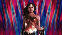 Wonder Woman 1984 : Gal Gadot en posture héroïque contre un fond vibrant