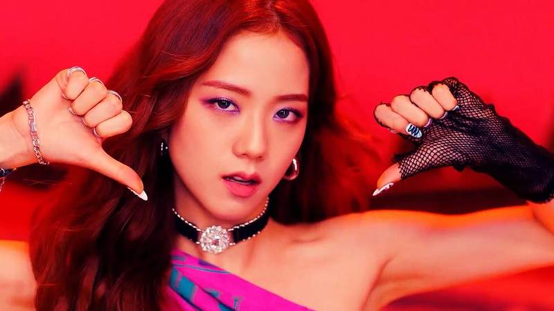 Женщина в розовом платье позирует для фотографии (блэкпинк, blackpink, джису, jisoo, kim ji soo)